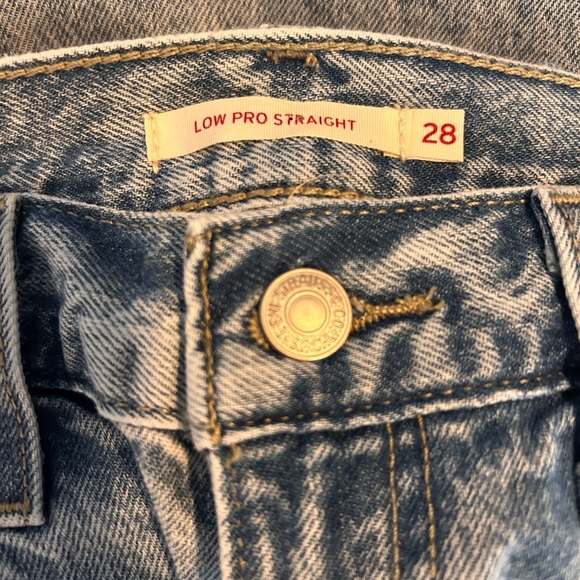 28 Levi’s Low Pro Straight Leg Denim Jeans Women’s Light Blue Gray Acid Wash - Picture 3 of 11